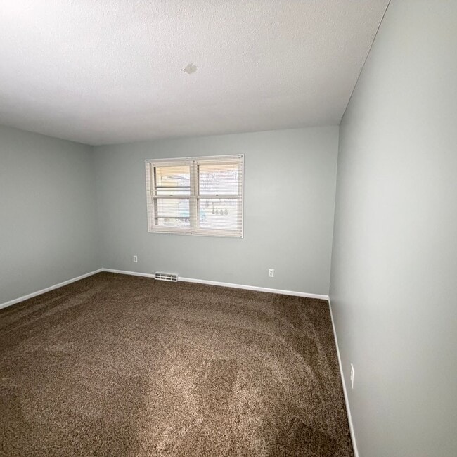 Building Photo - Remodeled Two bedroom duplex in Kellogsville School District!