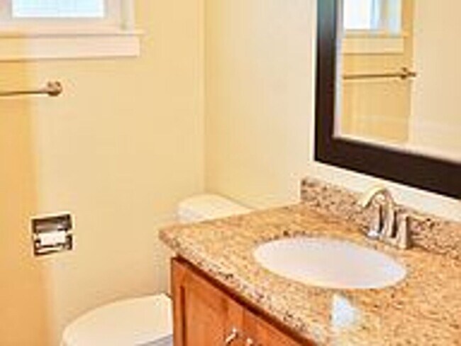 Building Photo - 966 S 200 E St