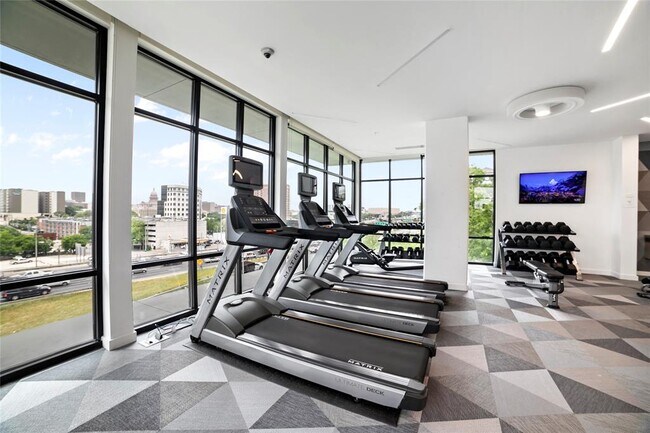 Building Photo - 800 Embassy Dr