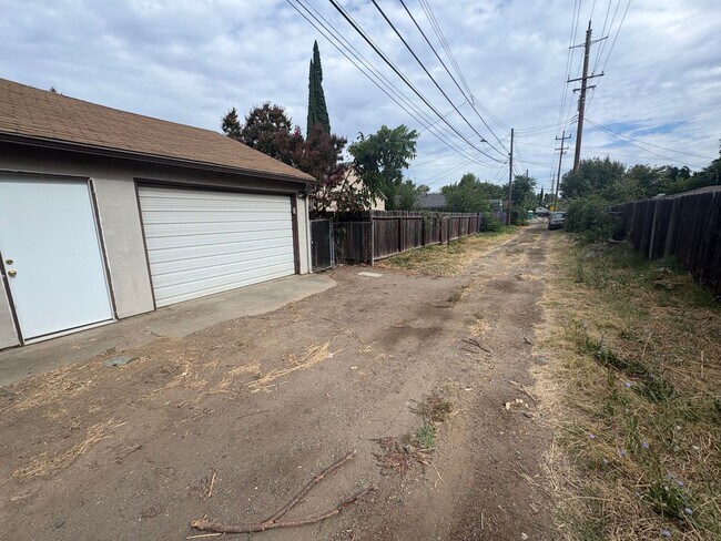 Building Photo - Fully Renovated 3 bed, 2 bath Home
