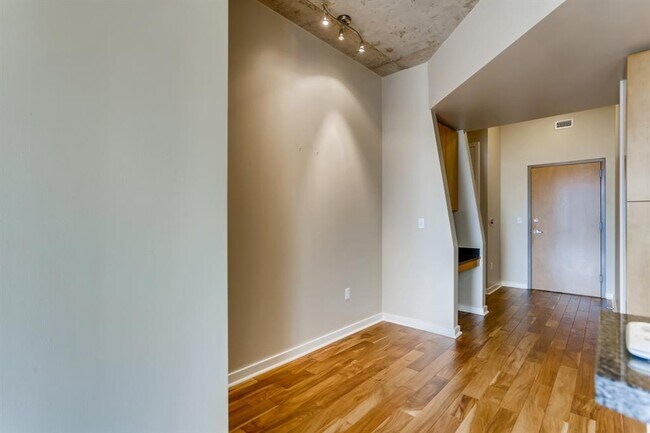 Building Photo - 360 Nueces St