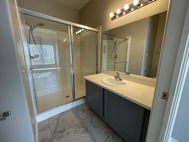 Building Photo - 2 Bedroom Summerlin Condo - Gated community