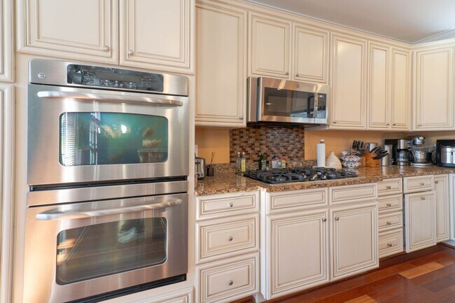 Building Photo - Well Appointed 3 Bedroom 3.5 Bath Townhome...