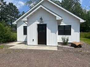 Building Photo - AVAILABLE JULY - Modern Farmhouse Style 2 Bed 1 Bath Home