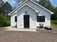 Building Photo - AVAILABLE JULY - Modern Farmhouse Style 2 Bed 1 Bath Home