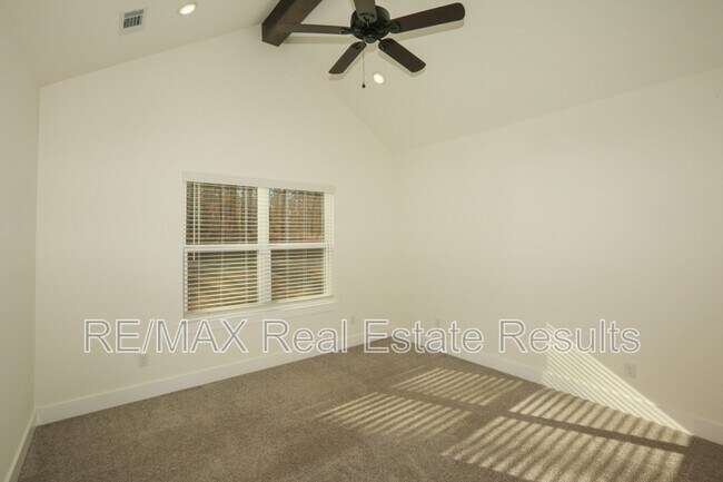 Building Photo - 12 Celtic Dr