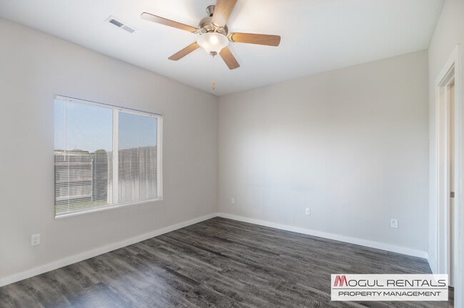 Building Photo - 596 E Martens Ct