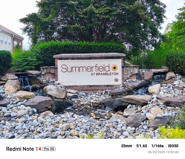 Building Photo - Vibrant Brambleton Condo Steps from Town C...