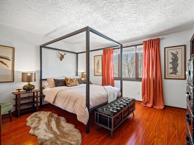 Building Photo - 1811 Breezewood Dr