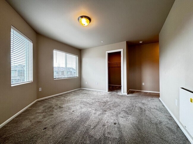 Building Photo - Wonderfully maintained Sunrise Townhome