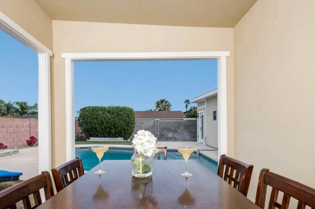 Building Photo - Beautiful Bungalow Home with Heated Pool on Golf Course