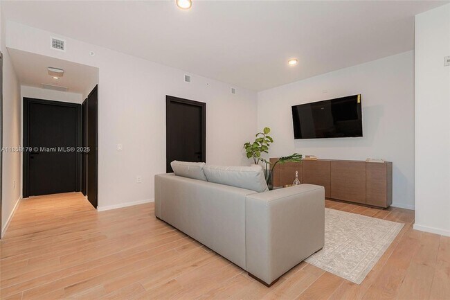 Building Photo - 398 NE 5th St