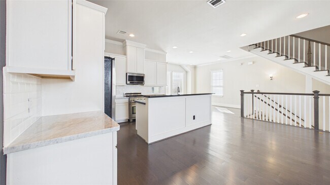 Building Photo - 2724 Rutland St