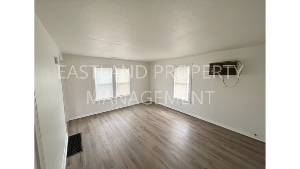 Building Photo - 823 Custer Dr