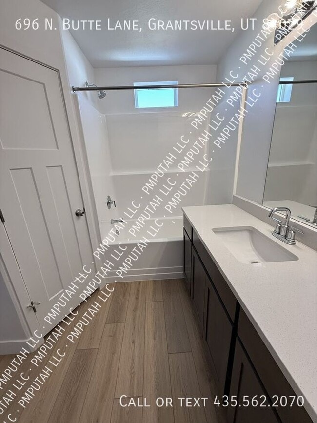 Building Photo - 696 Butte Ln