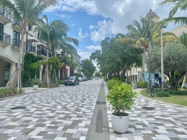 Building Photo - 720 S Sapodilla Ave