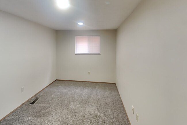 Building Photo - 94 E 18th Ave
