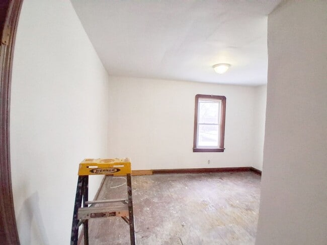 Building Photo - 3 BED, 1 BATH BEAUTIFUL SINGLE-FAMILY HOME IN CLEVELAND!
