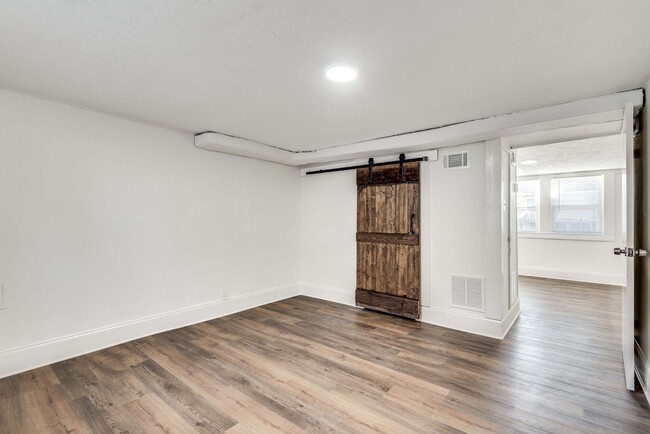 Building Photo - Newly Renovated 2bd/1ba Apt Unit at Charmi...