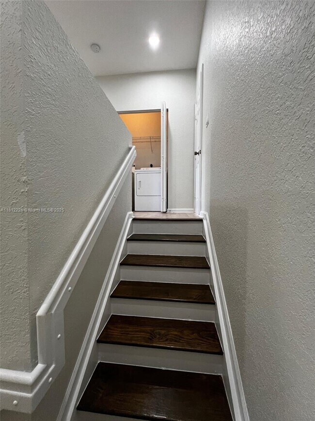 Building Photo - 655 NE 21st Terrace