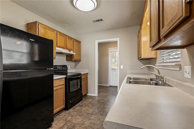 Building Photo - 2502 Parkcrest Dr