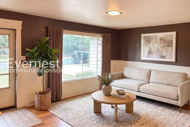 Building Photo - 3 Bed, 1 Bath Home with Fenced Yard & Garage / Available Now!