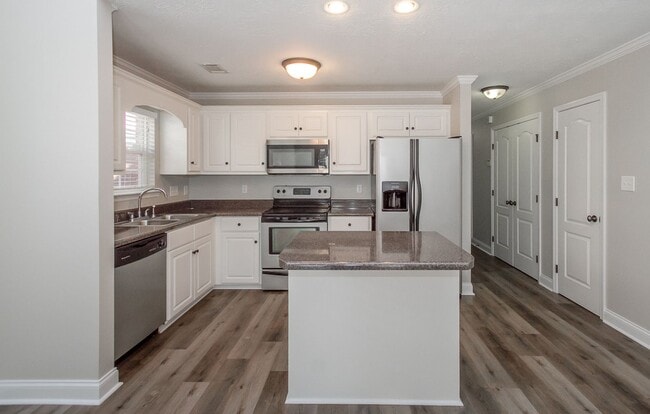 Building Photo - 823 Landing Dr