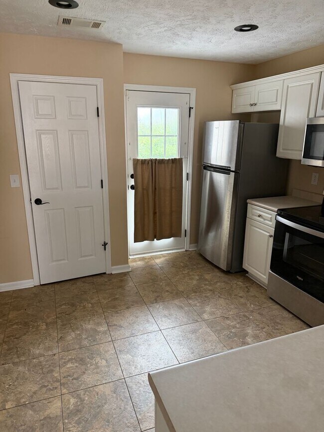 Building Photo - Maintenance Free Living 3 Bed/2.5 Bath