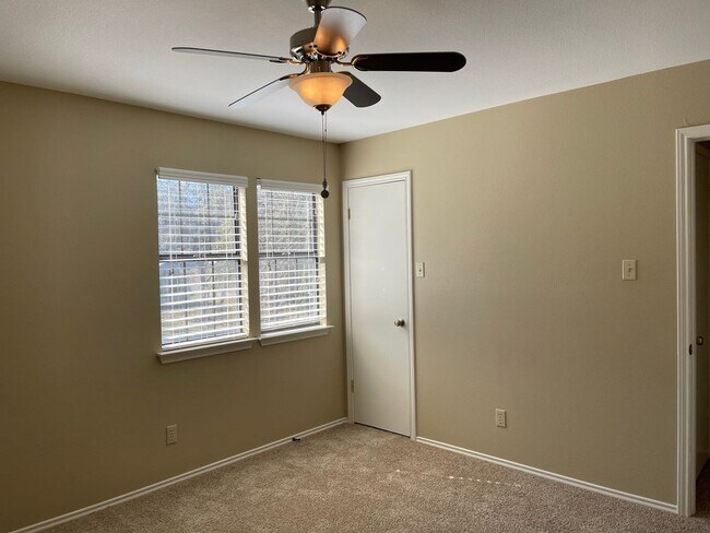 Building Photo - 13731 Oak Pebble