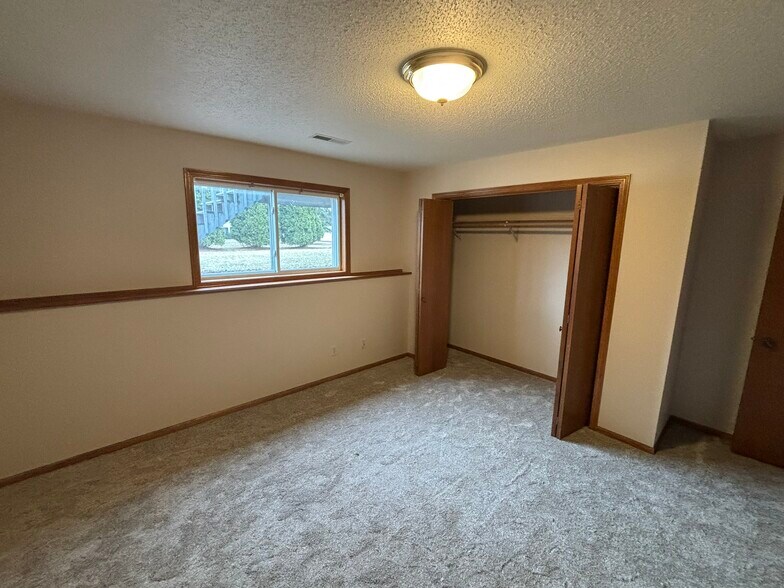 Building Photo - 125 Rosewood Ln S