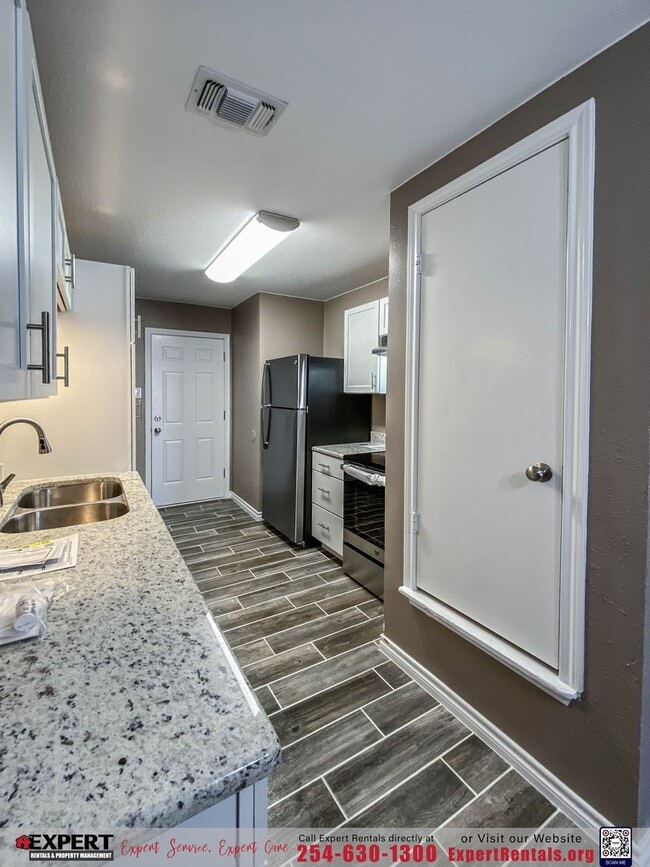 Building Photo - 2 bedroom/ 1 bath with one car garage.