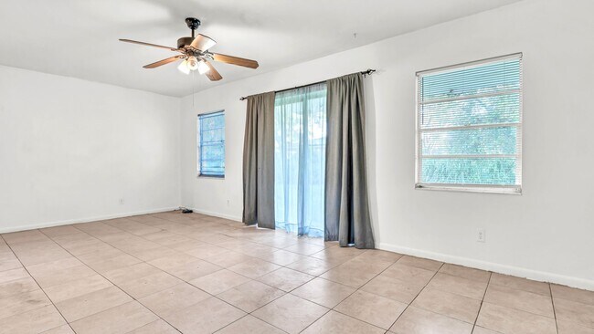 Building Photo - Renovated 3-Bed Furnished Home with Large ...
