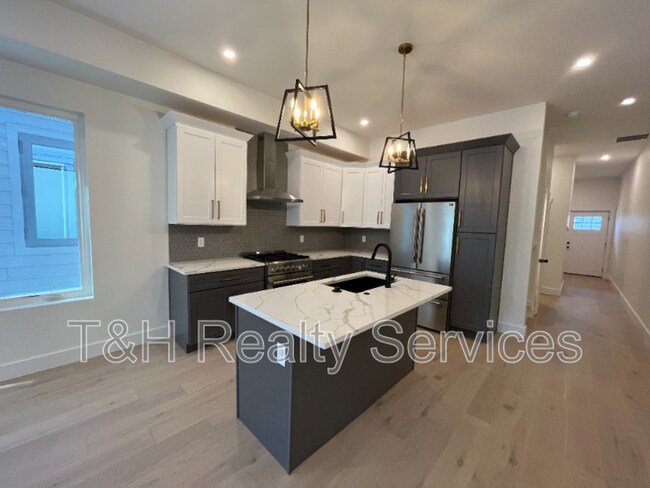 Building Photo - 930 Woodlawn Ave