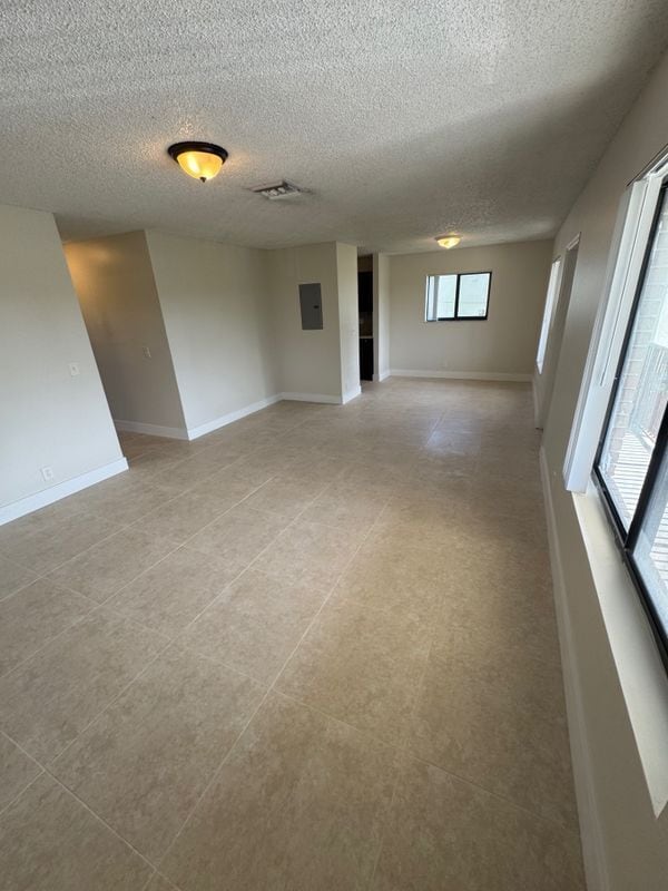 Building Photo - 1121 W River Dr