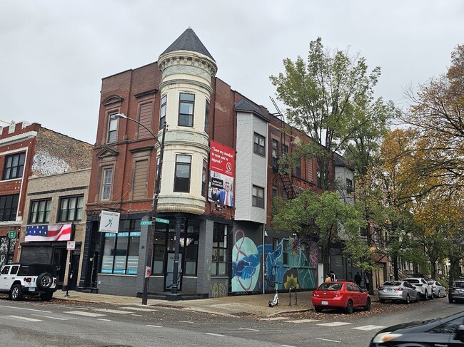 Building Photo - 2325 W North Ave