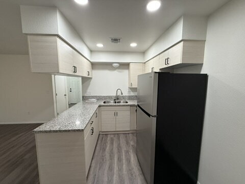 Building Photo - 3 bed 2 bath with garage $1,400 Rent