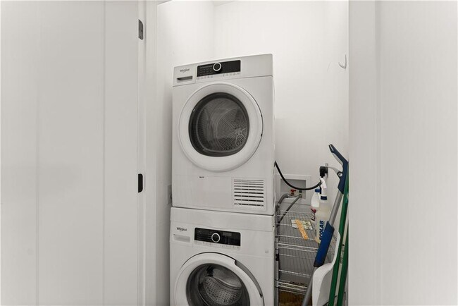 Building Photo - 35 Cottonwood St