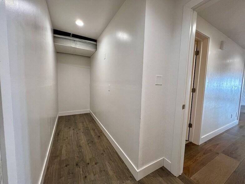 Building Photo - 425 Lakeview Way