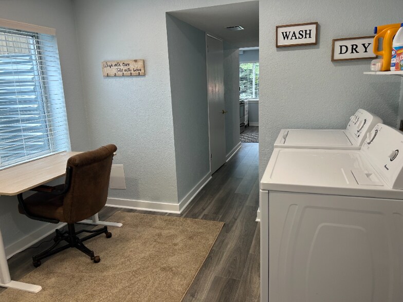 Building Photo - 4922 N Silverlace Dr