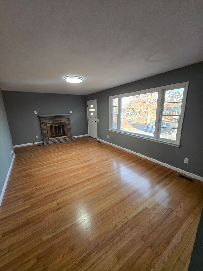 Building Photo - Charming 3-Bedroom, 2-Bathroom Brick Home for Rent