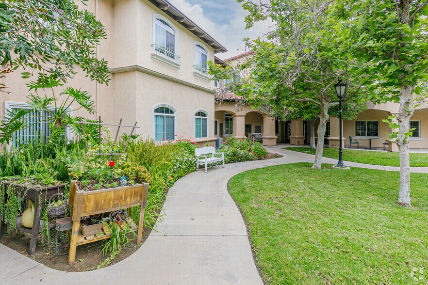 Courtyard - Gateway Park  - 55+ Active Adult Apartments