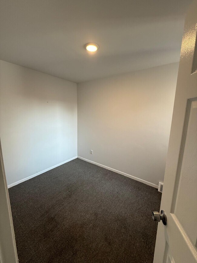 Building Photo - 420 N Wilton St