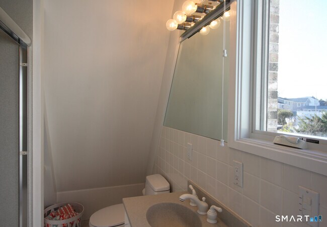 Building Photo - 147 Captains Dr