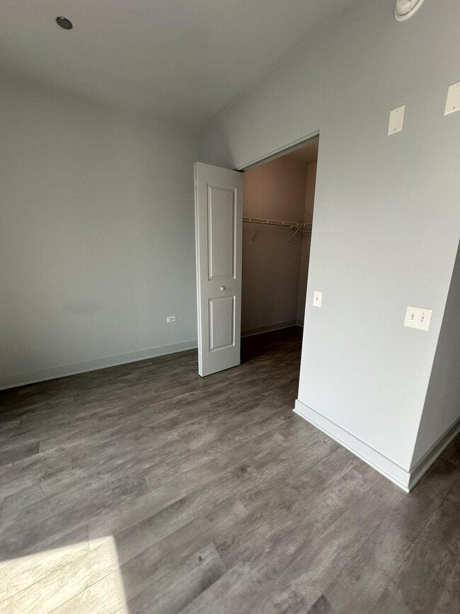 Building Photo - 0 bedroom in Chicago IL 60613