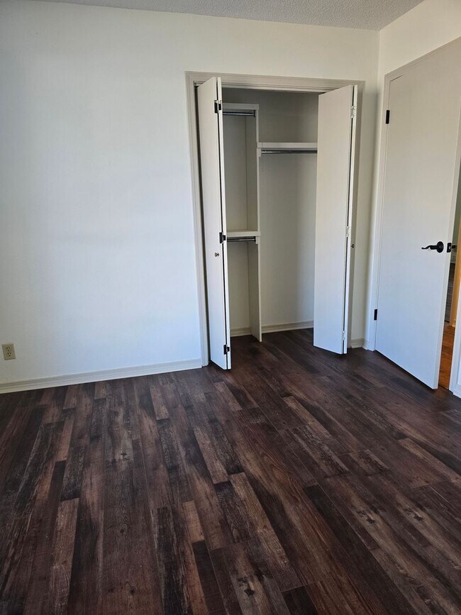 Building Photo - Newly Renovated 3/2/2 with Cul-de-Sac Location