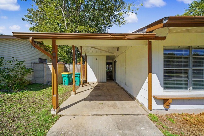 Building Photo - 823 Straight Ln