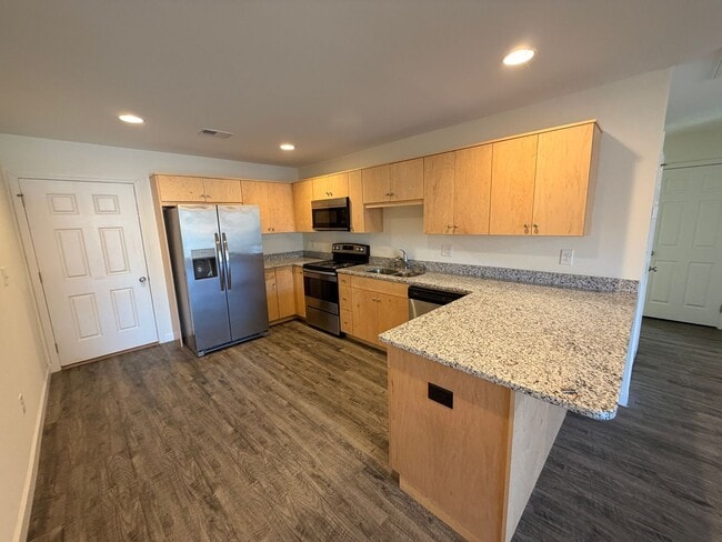 Building Photo - Available now! 2BR, 1BA Duplex in Super Convenient Location