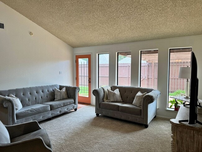 Building Photo - 2 Bed 2 Bath HOA Property