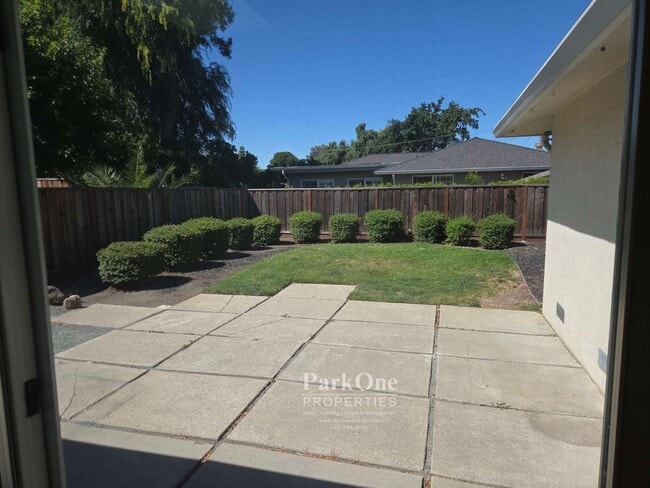 Building Photo - Single story home near Walnut Creek border.
