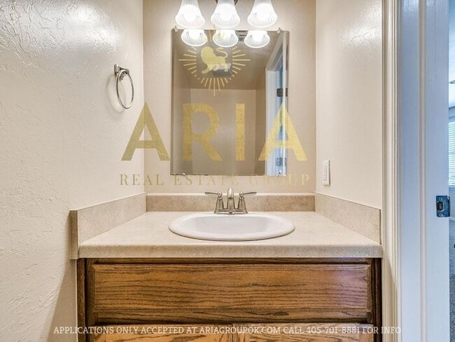 Building Photo - Spacious 2 Bed/1.5 Bath Norman Townhome Av...